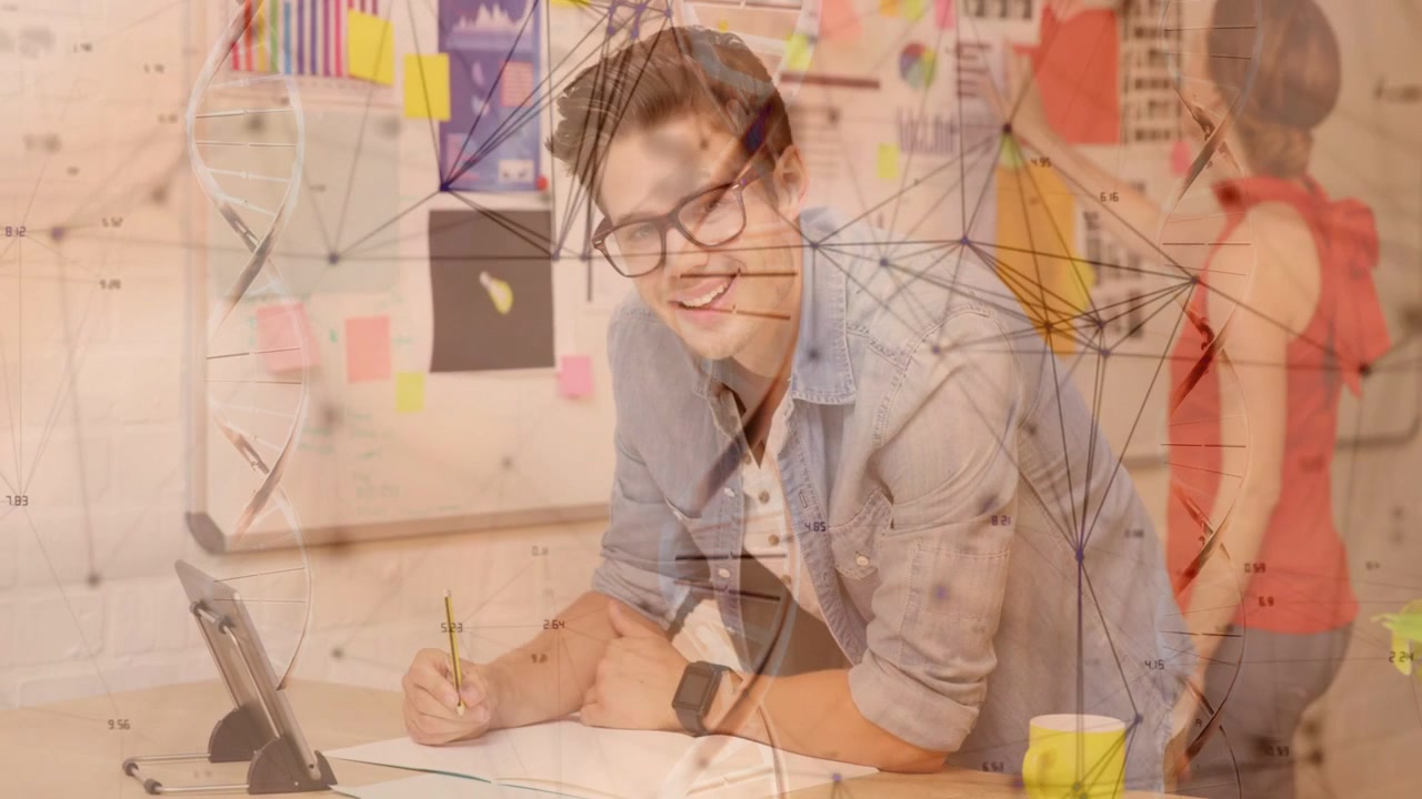 Mand skitserer, mens kvinde placerer sticky notes, hvilket sætter gang i en designplan med en netoverlejring, der forbinder tavlen.