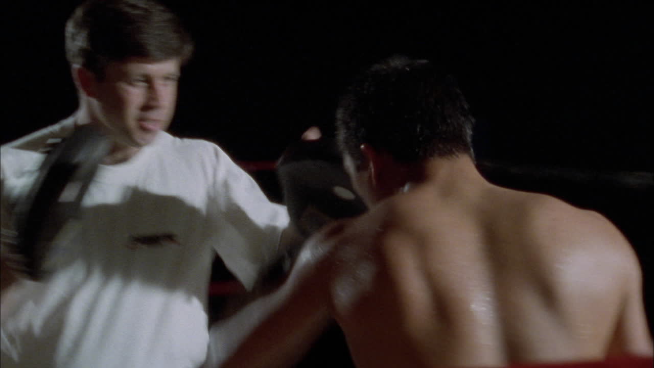 복싱 링 3에서 싸우는 두 권투 선수