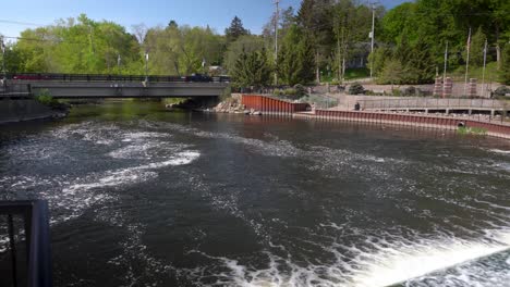 плотина в рокфорде, мичиган, водопад, текущая вода