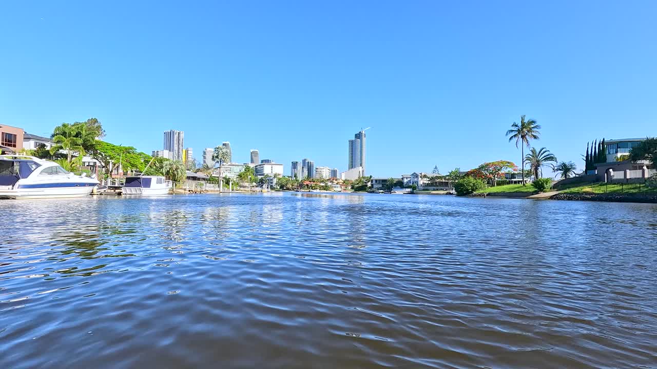 골드 코스트 수로를 가로질러 경치 좋은 보트 타기
