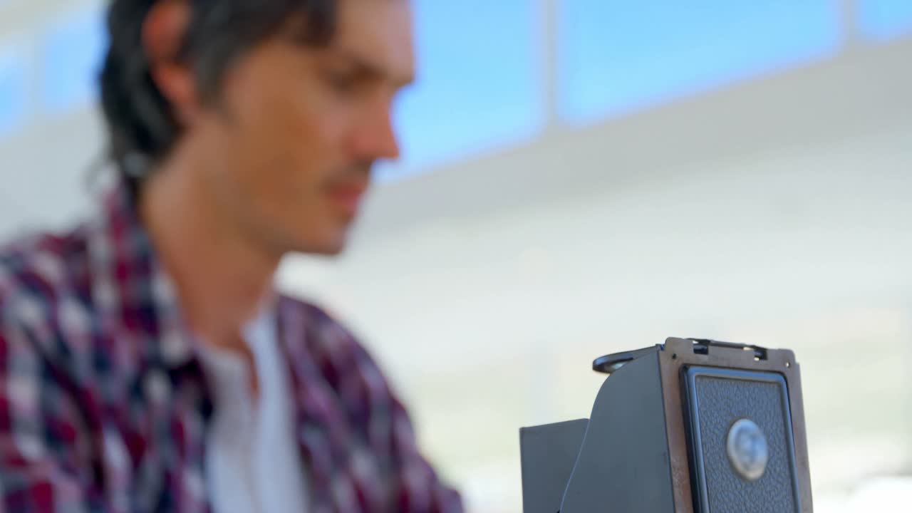 fotógrafo masculino trabajando en un estudio fotográfico 4k