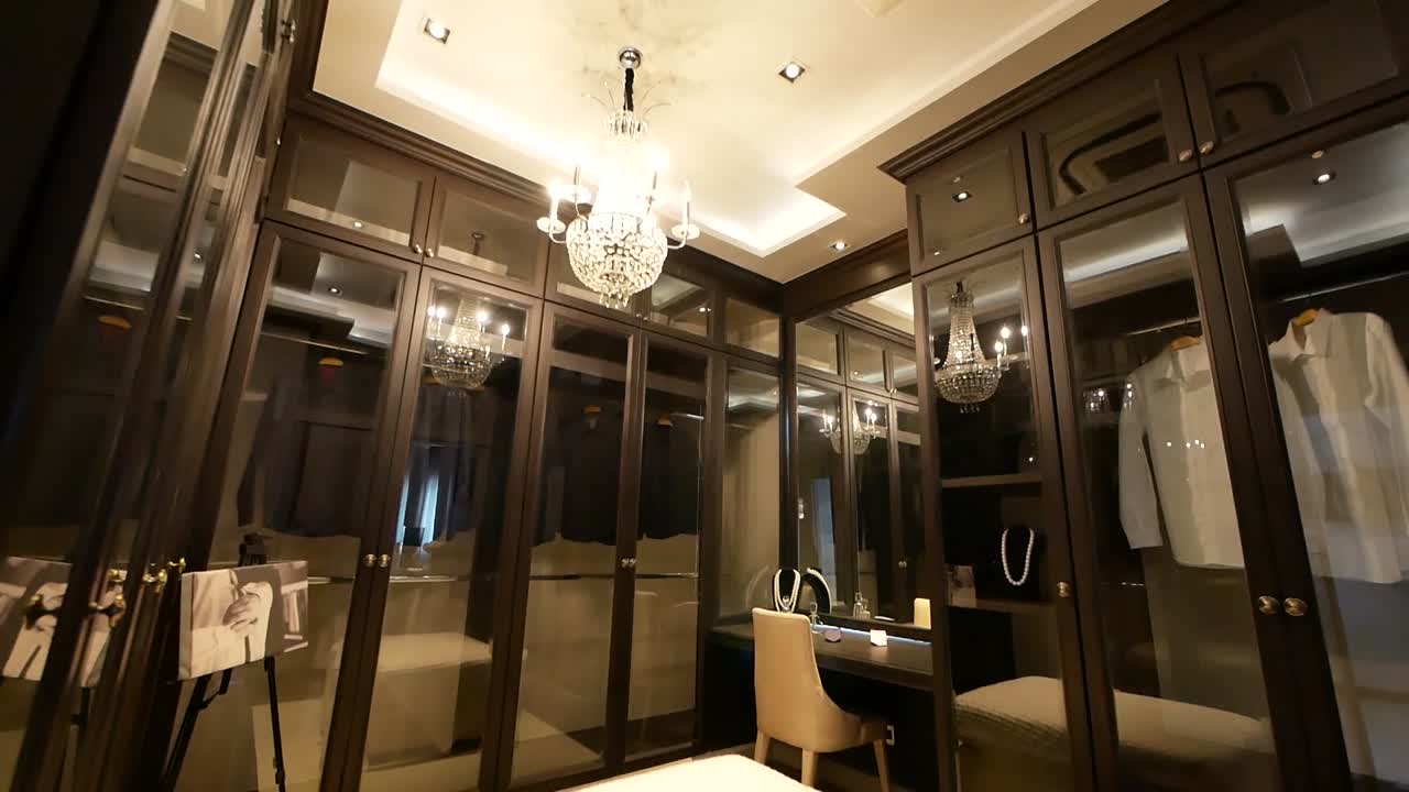 decoración lujosa y elegante de vestidor empotrado