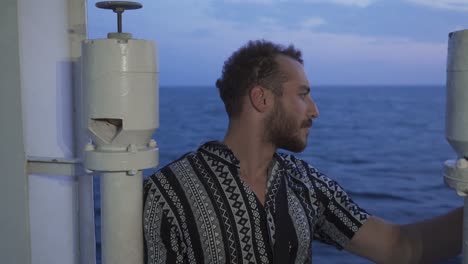 el hombre que viaja por mar.