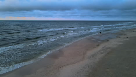 Karwia-Strand-An-Der-Polnischen-Küste,-Nordeuropäischer-Beliebter-Touristenstrand