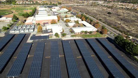 Luftsonnenkollektoren-Auf-Dem-Schulparkplatz,-Saubere-Energie,-Goldenes-Sonnenlicht