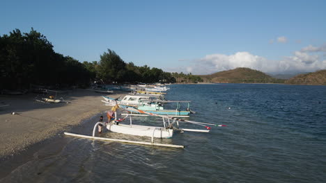 fila de barcos amarrados en la playa en la isla de lombok durante el verano en indonesia