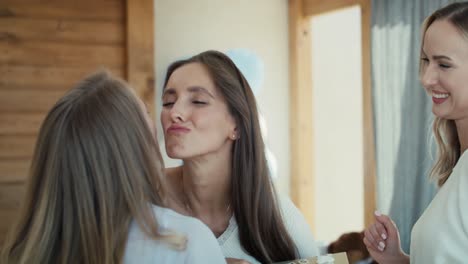 Gruppe-Kaukasischer-Frauen,-Die-Einer-Schwangeren-Freundin-Geschenke-Machen.