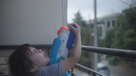 Imágenes-De-Un-Niño-Caucásico-Jugando-Con-Un-Juguete-De-Pistola-De-Agua