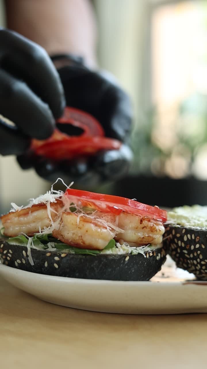 chef preparando un sándwich de aguacate de camarón