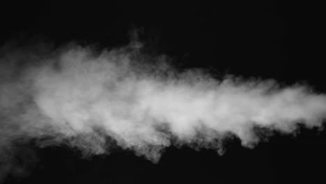 vapor de agua blanco sobre un fondo negro. primer plano 4k