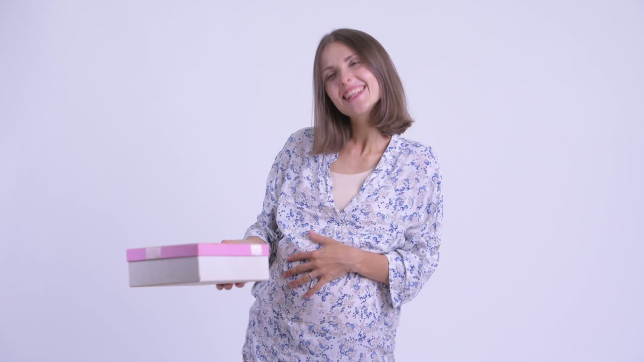 feliz joven hermosa mujer embarazada con caja de regalos