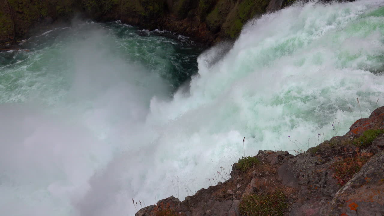 toma panorámica siguiendo la cascada de las cataratas superiores del gran cañón de yellowstone
