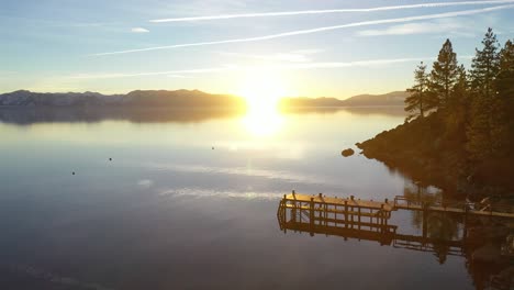 Antena-De-Drones-Al-Atardecer-Sobre-Glenbrook,-Lago-Tahoe,-Nevada,-Más-Allá-De-Un-Hermoso-Muelle-En-El-Agua-En-El-Lago