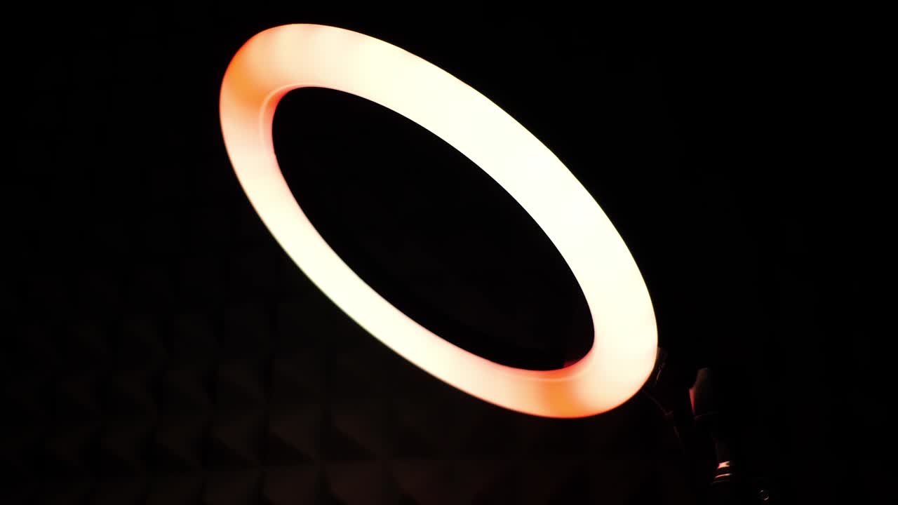 빛나는 반지 rgb 램프 - 어두운 방에서 다채로운 빛, 클로즈업.