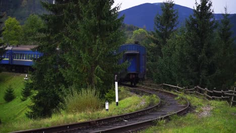 Tren-Saliente-Sobre-Un-Fondo-De-Montañas