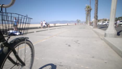 ciclismo a lo largo de la playa de venecia la 01