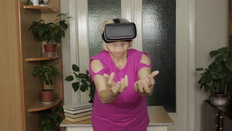abuela mayor mujer con gafas de auriculares virtuales viendo video 3d en 360 vr casco en casa