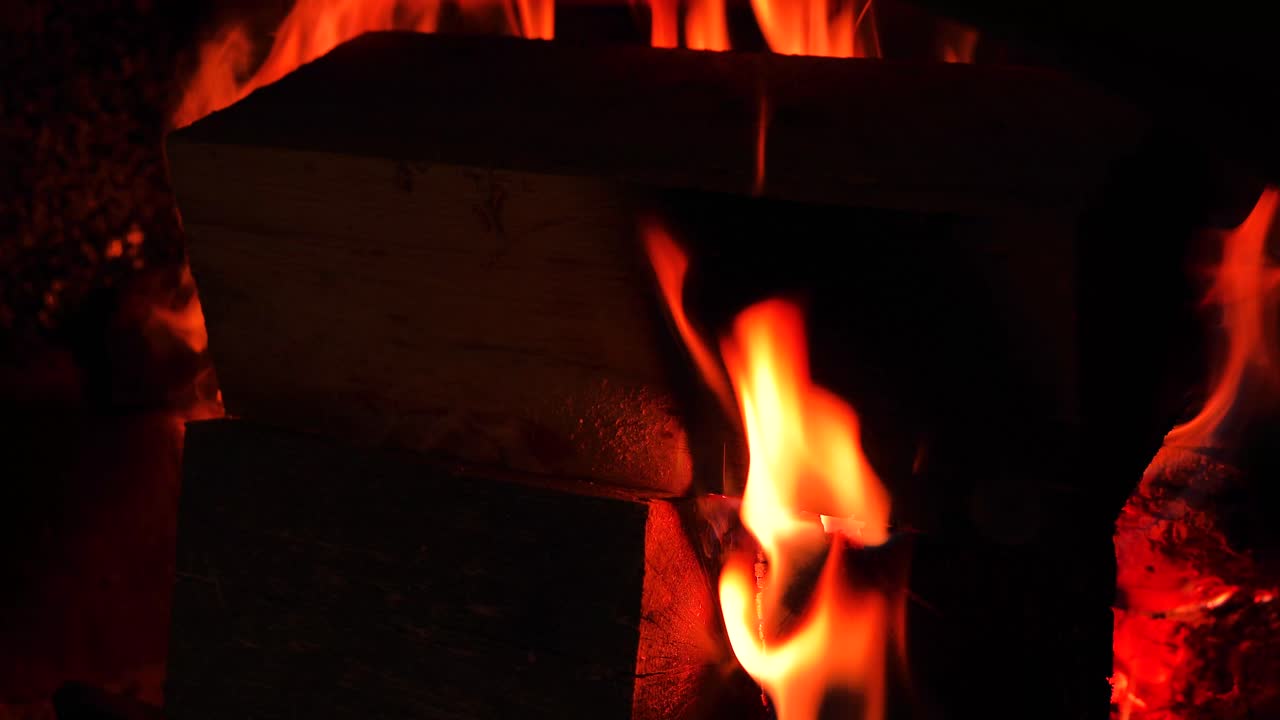 벽난로 에서 나무를 태우는 것