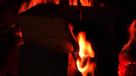quemando leña en una chimenea