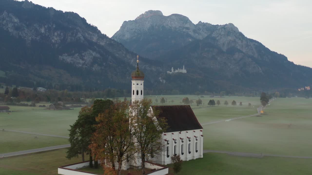 가을 노이슈반슈타인 교회 안개 낀 아침 | 4k | dji mavic 2 pro d-log - 컬러 그레이딩에 적합