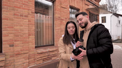 Pareja-De-Turistas-Caucásicos-En-La-Ciudad.