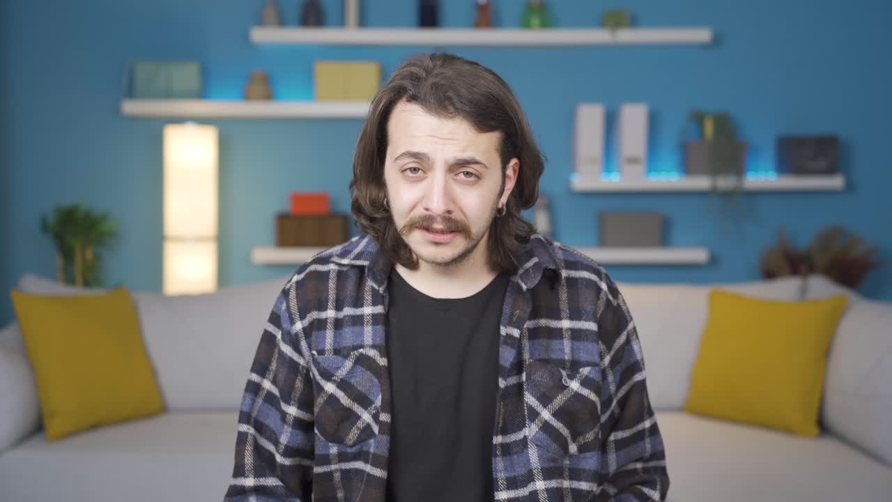 hombre infeliz llorando mirando a la cámara. gestos.