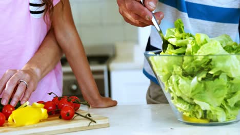 Padres-E-Hijos-Preparando-Ensalada-En-La-Cocina