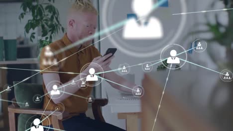 animación de iconos de los medios sobre un hombre de negocios albino afroamericano que usa una computadora portátil