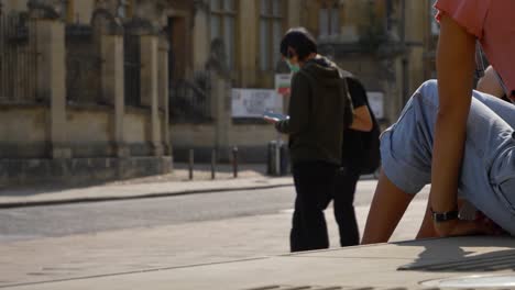 Weitschuss-Von-Menschen,-Die-Sich-Auf-Der-Straße-Unterhalten,-Während-Der-Verkehr-In-Oxford-04-Vorbeigeht?