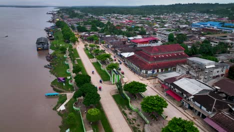 Pucallpa,-Perù---Ciudad-En-La-Selva-Tropical-Del-Río-Amazonas---4k-De-Alta-Resolución---Vista-De-Vuelo-De-Drones-Tomada-Desde-Arriba