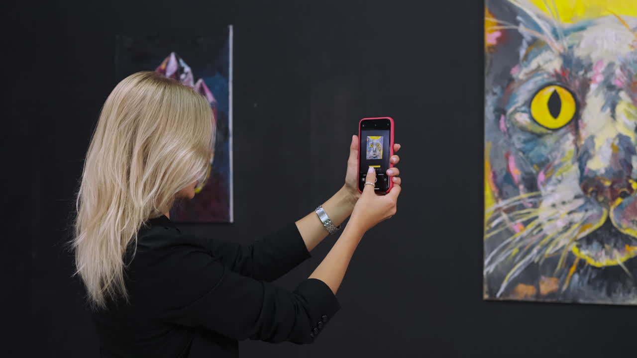 Žena fotící umění v galerii
