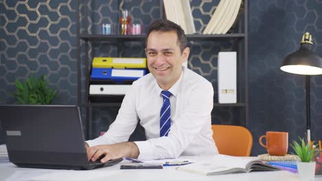 un hombre de negocios alegre y feliz saludando a la cámara.