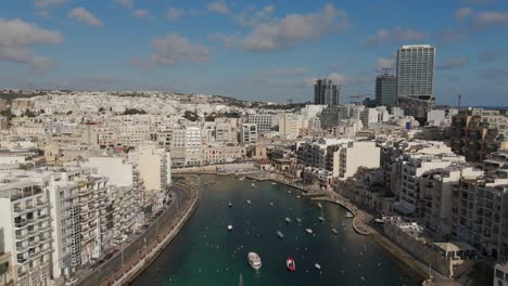 Una-Vista-Aérea-De-La-Ciudad-Costera-De-San-Julián-En-Malta-En-Una-Mañana-Soleada.