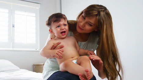 Una-Madre-Está-Tratando-De-Calmar-A-Su-Bebé