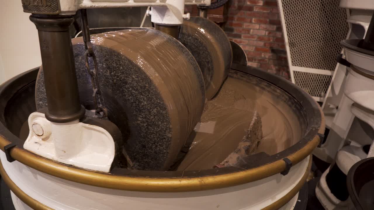 Special confectionery producing machine mix chocolate ingredients smooth mass