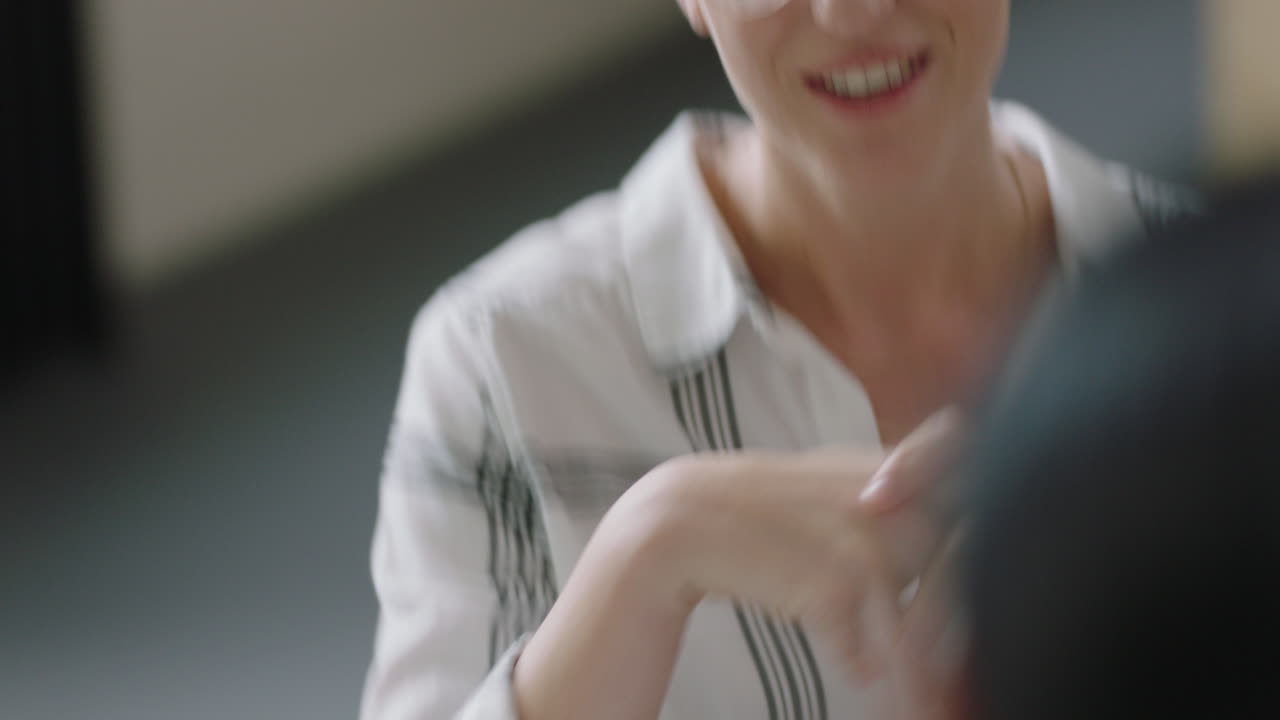 전문적인 백인 사업가 여성 금융 컨설턴트 마케팅 아이디어를 공유하는 성공적인 스타트업 사무실 회의에서 주주 고객과의 파트너십에 대해 논의