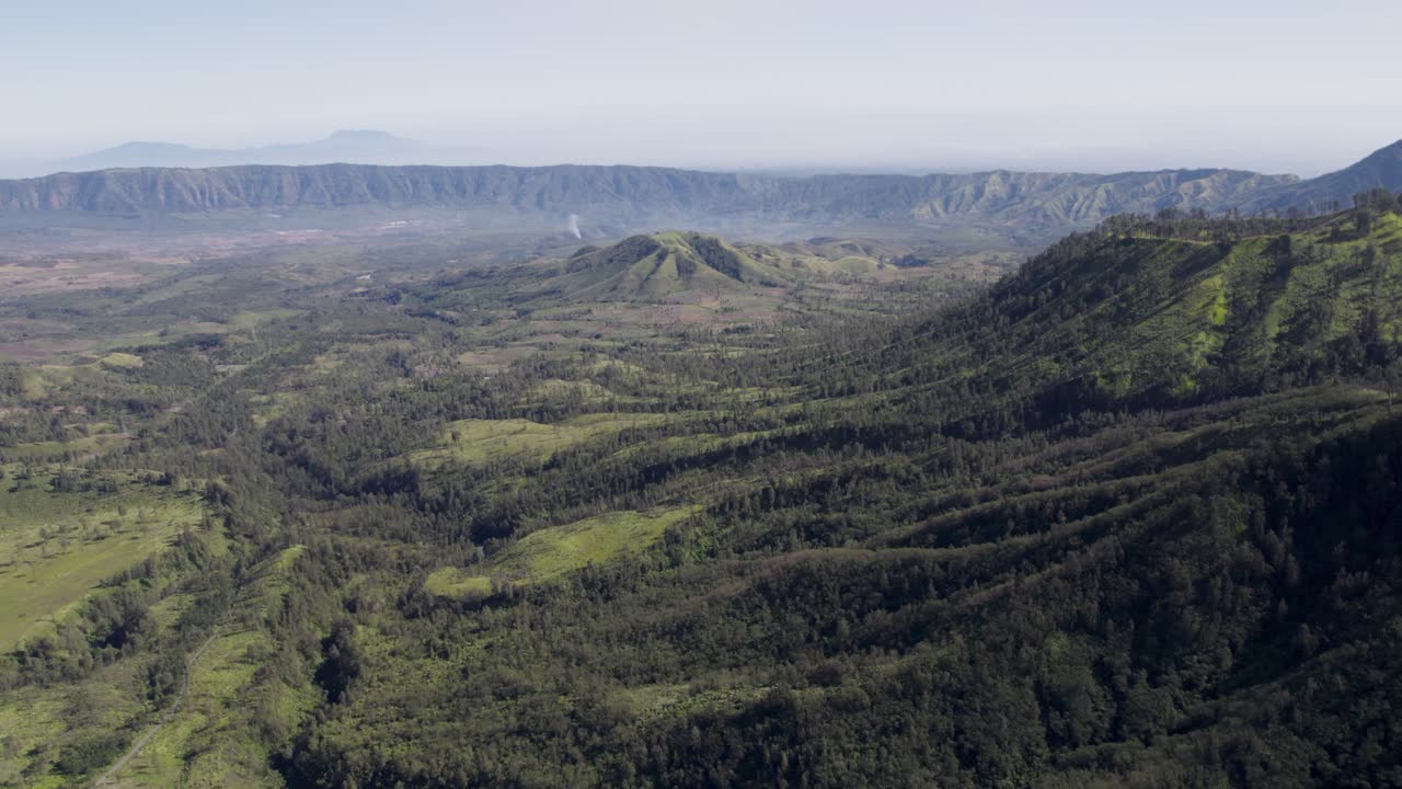 vista aérea de un paisaje idílico en la naturaleza con montañas en la distancia