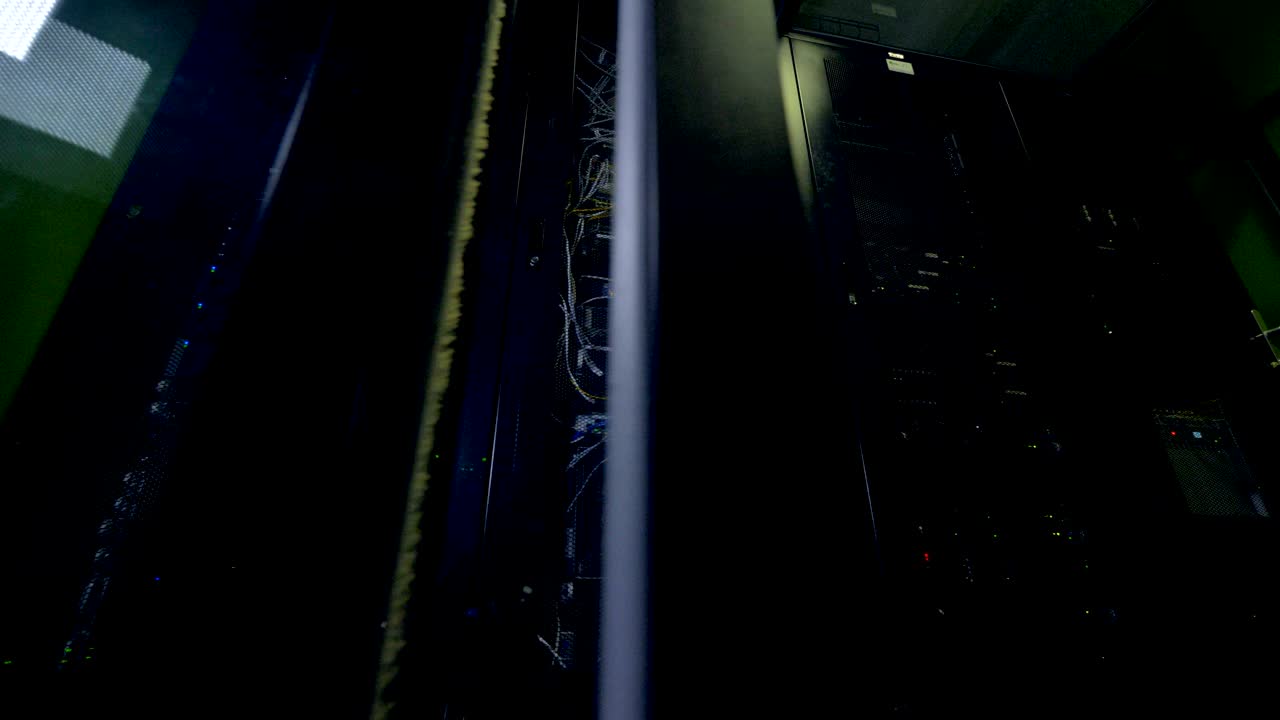 밤 시간에 작동하는 빛나는 데이터 센터 하드웨어