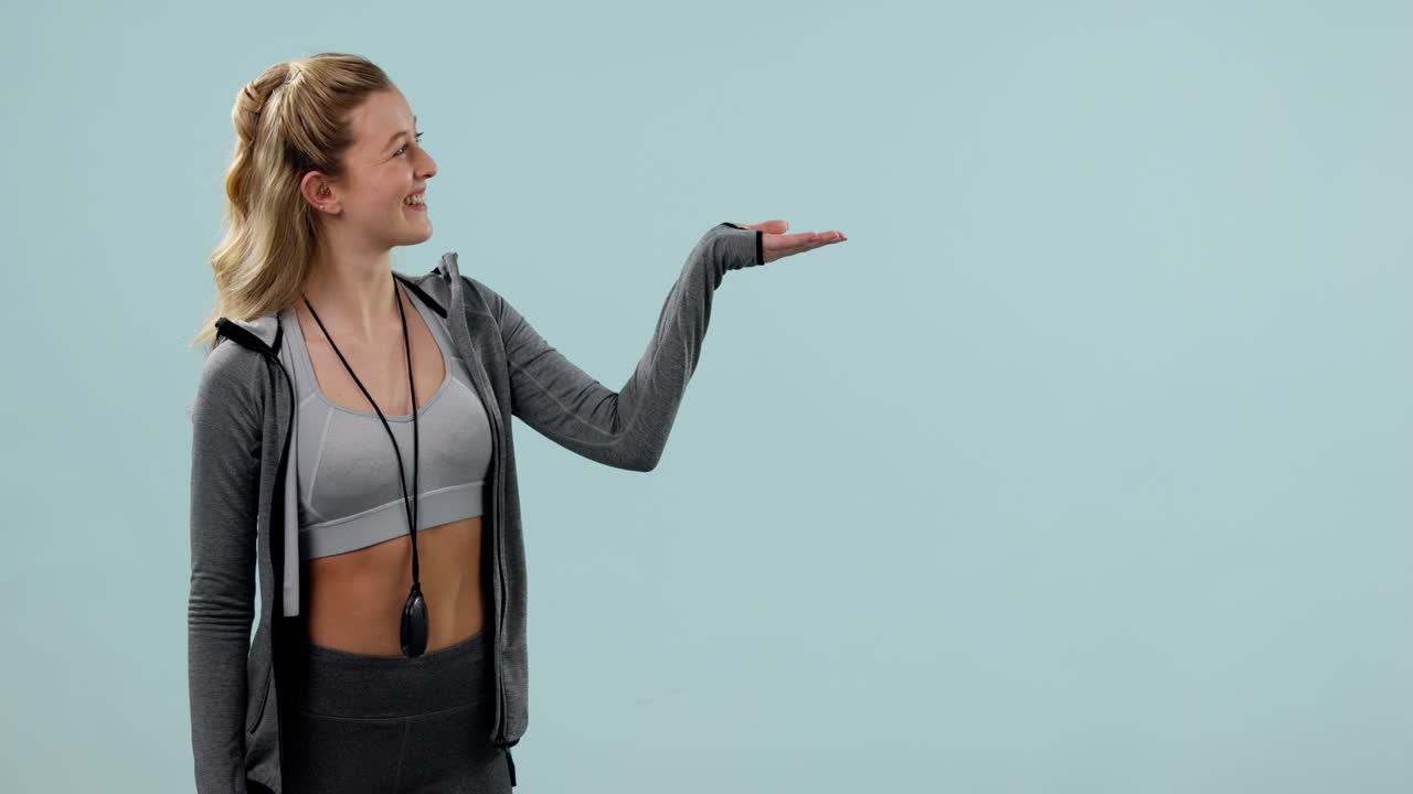 fitness, sonrisa y mujer señalando a la palma