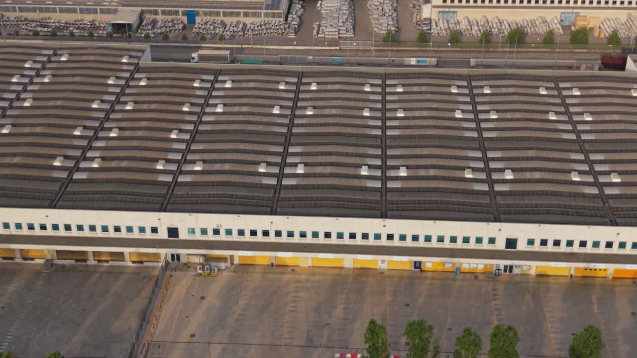 Luftfoto af et stort e-handels distributionscenter i Norditalien nær Milano. Moderne logistiklager, der understøtter global detaildistribution og automatiserede forsyningskædedrift.