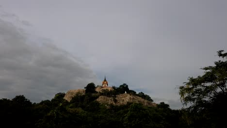 Wat-Phra-Phutthachai-Ist-Ein-Touristenziel-Für-Ausländer-Und-Thailändische-Staatsangehörige,-Die-Nach-Segnungen-Suchen