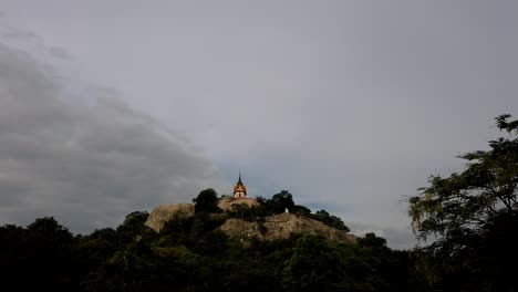 wat phra phutthachai es un destino turístico para extranjeros y ciudadanos tailandeses que buscan bendiciones