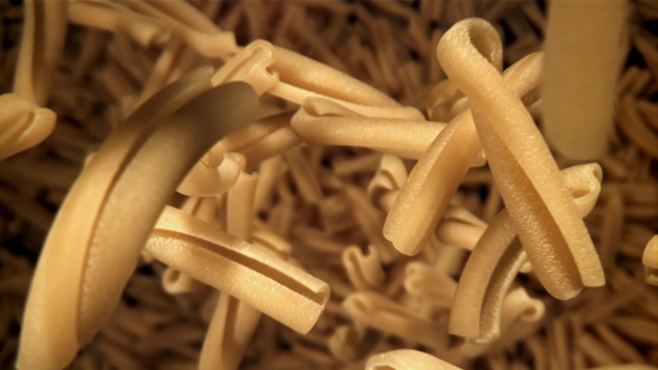 Pasta Casarecce secca che cade al rallentatore