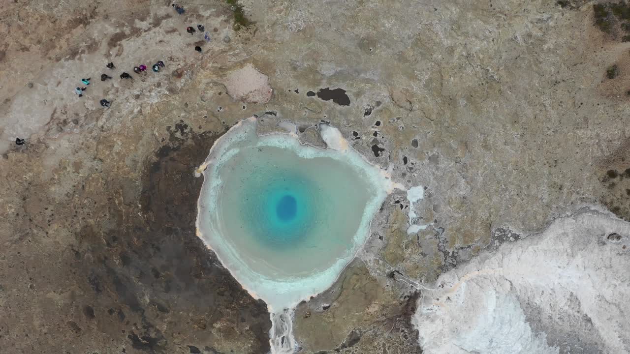 воздушное видео 4k над голубым геотермальным гейзером