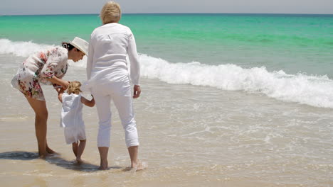 Großmutter-Mutter-Und-Kleines-Mädchen-Spielen-Am-Strand