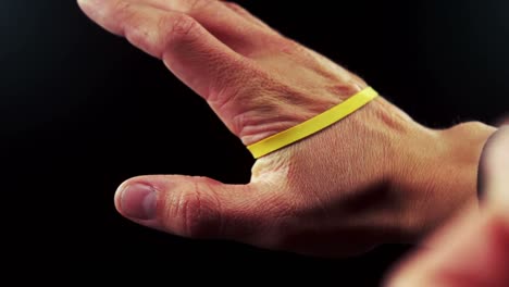 Hand,-Die-Ein-Gummiband-Zieht