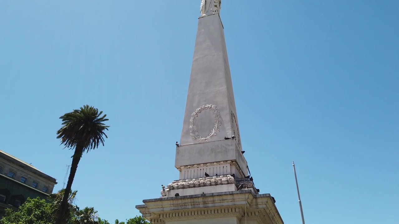 POV: monumento centrale a Plaza de Mayo, Casa Rosada della città di Buenos Aires, Argentina.