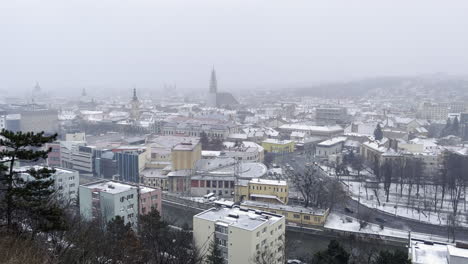 vista panorámica de la ciudad de cluj napoca, vista en un día nublado y sombrío en invierno rodeado de niebla y nieve