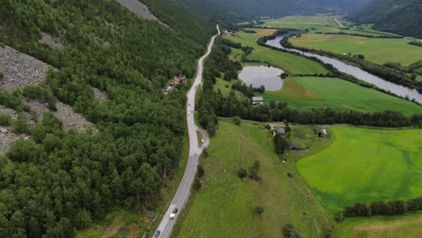 Inclinación-Del-Dron-Hacia-La-Carretera-En-El-Fiordo-Noruego