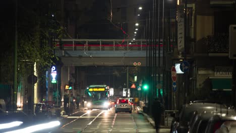 Zeitraffer-Des-Stadtzentrums-Mit-Straßenbahnen,-Autos-Und-Hochstraße